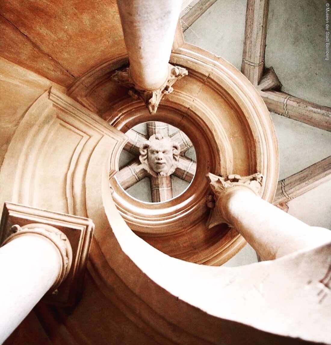 Widderkopf an der Wendeltreppe im Renaissanceflügel der Alten Hofhaltung (Bamberg, Steigerwald)